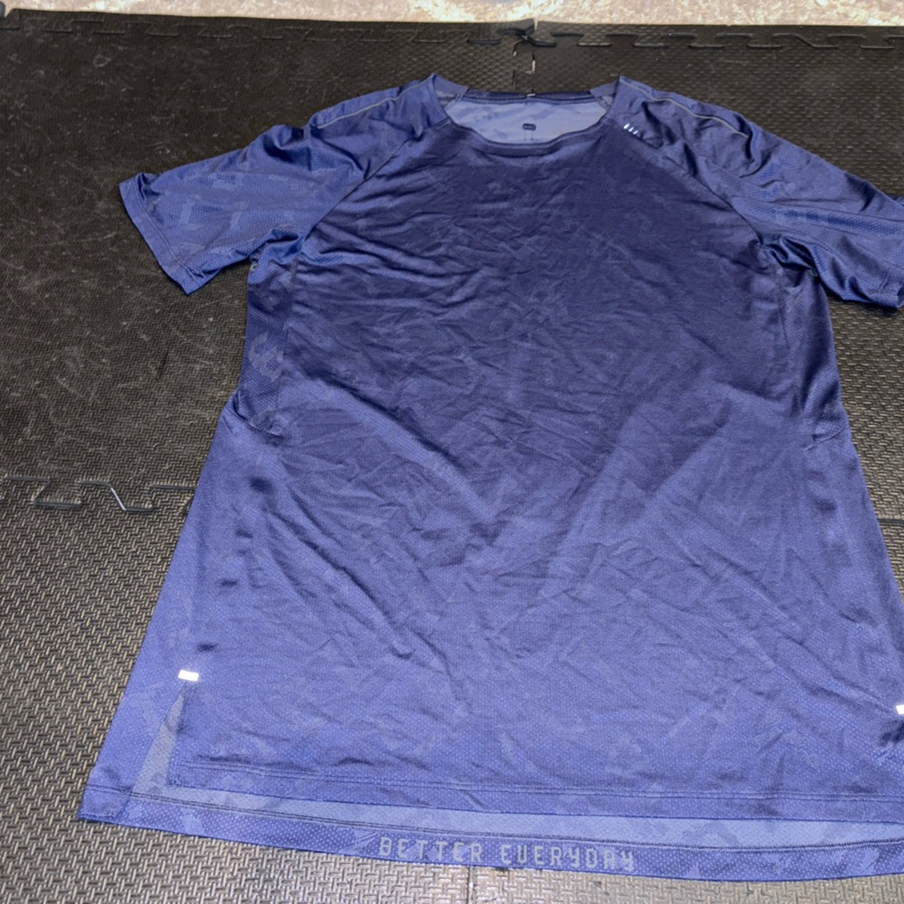 Lululemon Textured Train Metal Vent Tech Shirt Med Color- Blue